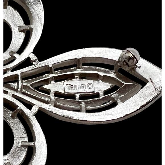 Crown Trifari Fleur De Lis Brooch Silver Tone Pin Brushed Smooth Shiny Wearable - Picture 7 of 12